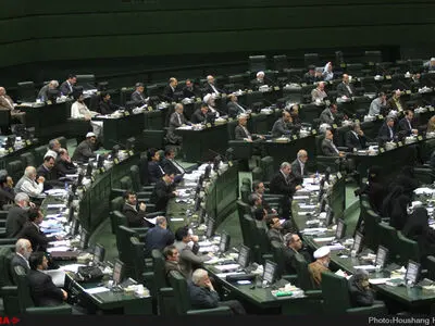 پشت دیوارهای سیمانی، صدای مردم را نمی‌شنویم/ کرباسیان درک درستی از تئوری‌های علم اقتصاد ندارد