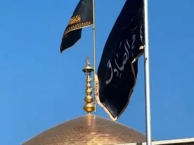 نصب کتیبه و پرچم شهادت امام صادق در ایوان طلا + فیلم