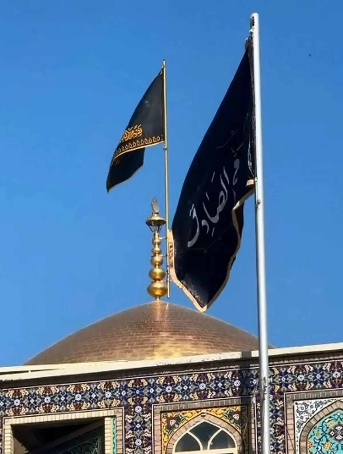 نصب کتیبه و پرچم شهادت امام صادق در ایوان طلا + فیلم