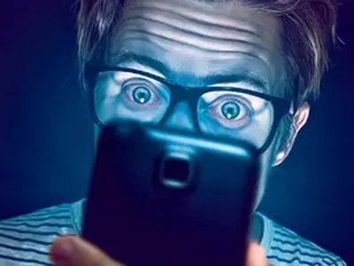 حقیقت درباره نور آبی صفحه موبایل؛ خطر واقعی یا نگرانی اغراق‌آمیز؟
