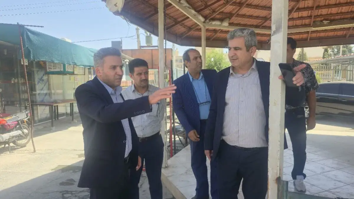 بازدید مدیر تعاون روستایی فارس از روستا‌بازار «کوی زهرا»/ تأکید بر تقویت زنجیره مستقیم عرضه کالا