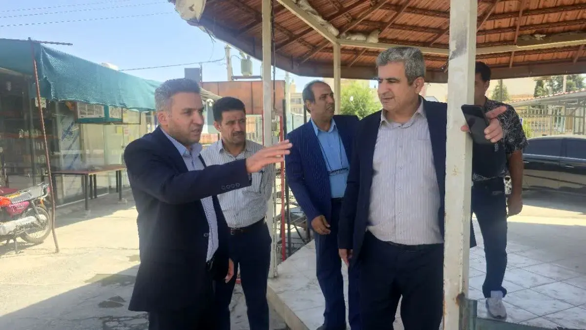 بازدید مدیر تعاون روستایی فارس از روستا‌بازار «کوی زهرا»/ تأکید بر تقویت زنجیره مستقیم عرضه کالا