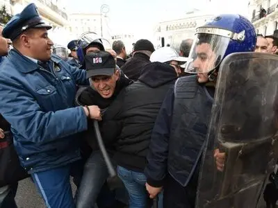 ۴۰ مامور امنیتی الجزیره در درگیری با معترضان زخمی شدند