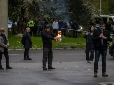 تظاهرة أمام السفارة الإسرائیلیة فی ستکهولم لحرق التوراة ردا على حرق القرآن