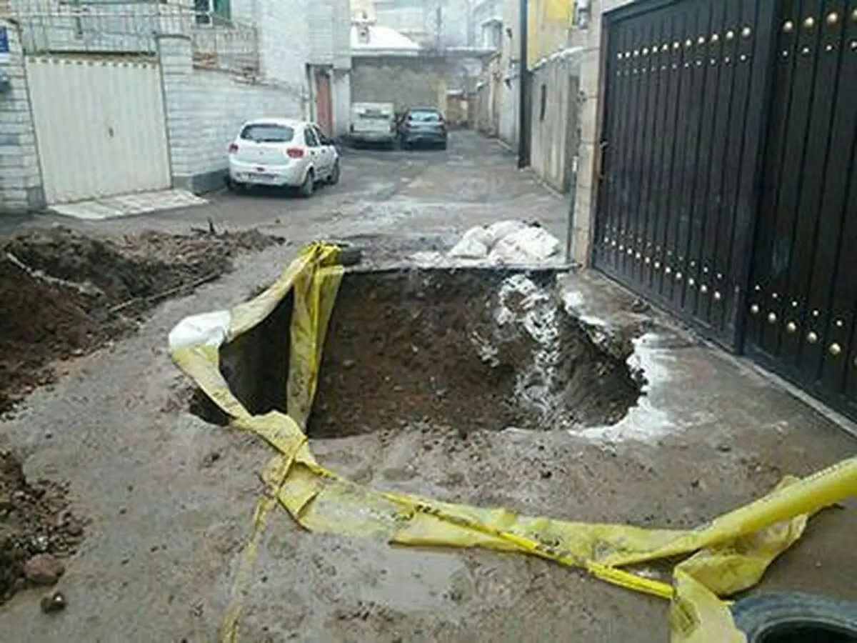 نشست زمین در کاشان خودرویی را بلعید