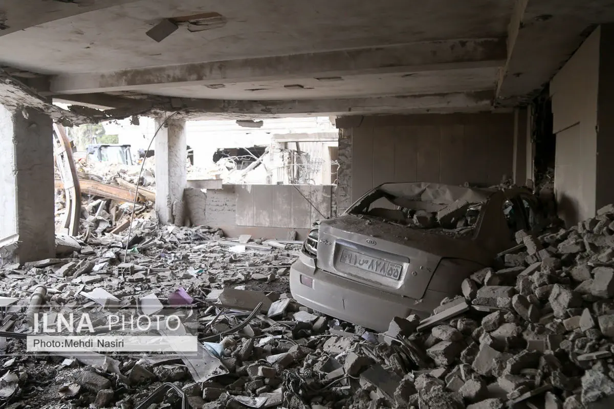 ارزیابی خودروهای آسیب دیده در جنگ در منطقه ۱۹ تهران

