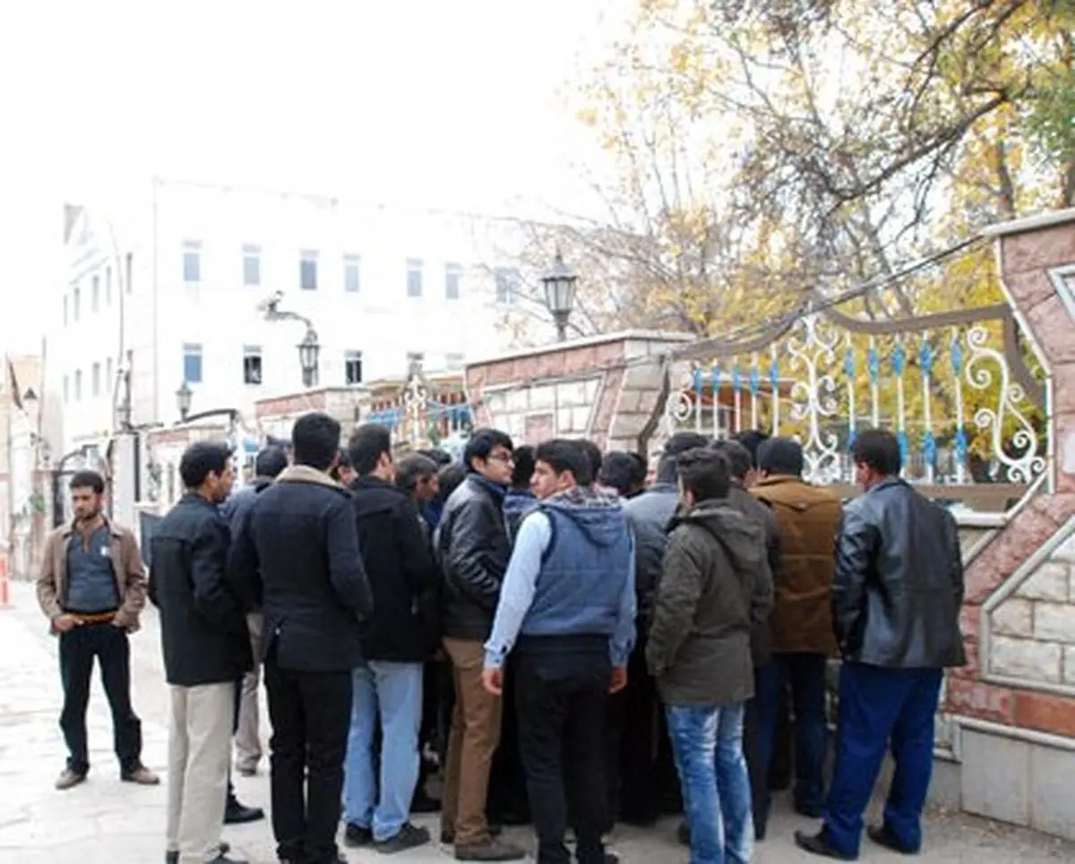 تجمع کارگران فولاد بویر احمد مقابل استانداری کهکیلویه وبویر احمد