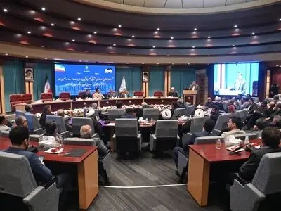 ما همه با هم یک ملت ایران هستیم، با ۹۰میلیون جمعیت و هیچ کس ایرانی‌تر از دیگری نیست