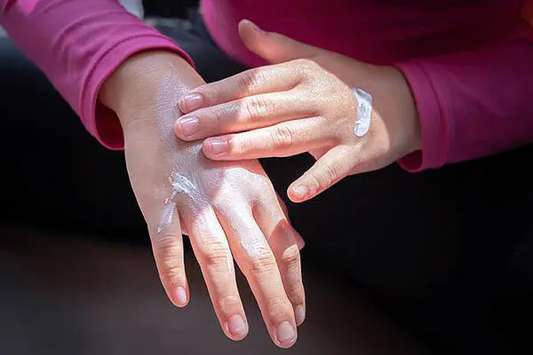 راهکار رفع خشکی پوست دست‌ها