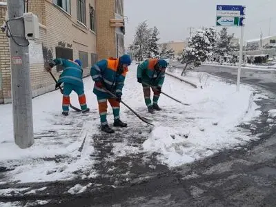 آغاز عملیات پاکسازی معابر فرعی مشهد از برف و یخ