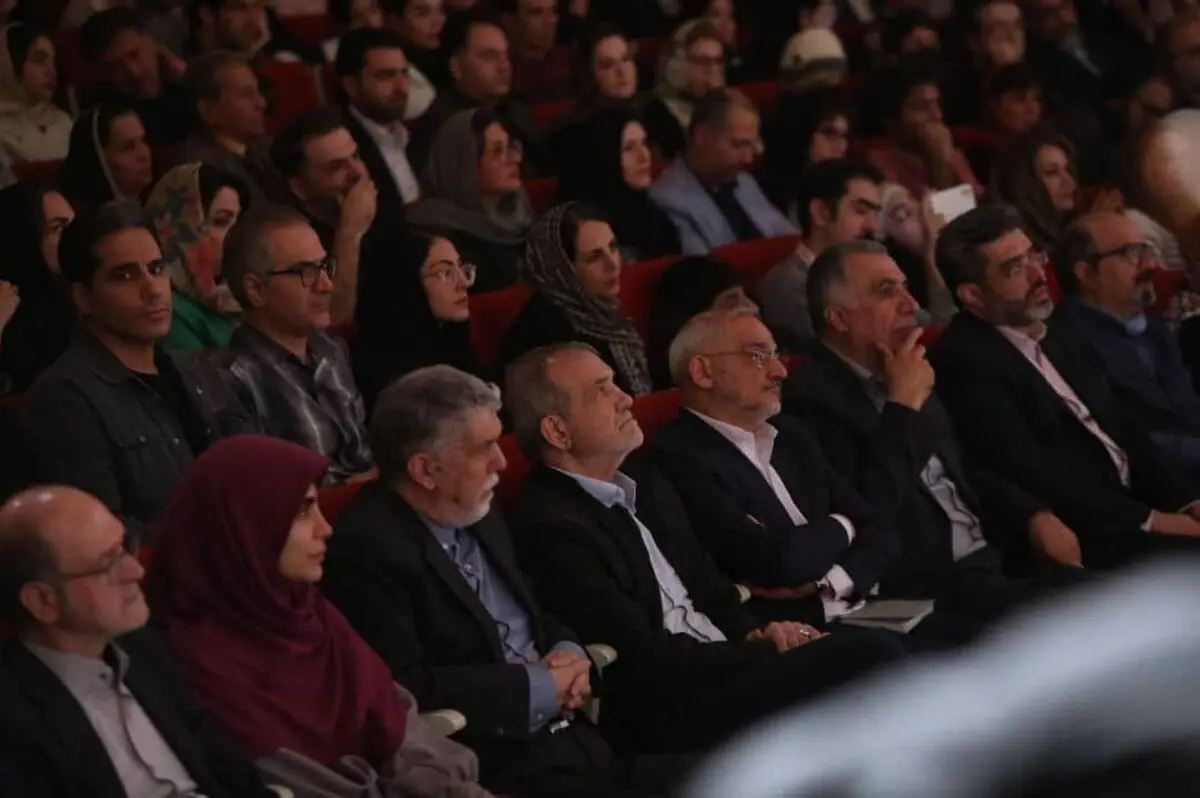 رییس‌جمهور به دیدن منظومه «سیمرغ» اثر فرهاد فخرالدین نشست