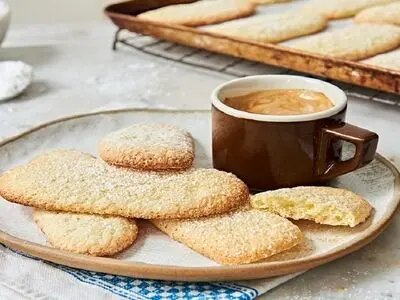 طرز تهیه ساده بیسکویت لیدی فینگر در خانه