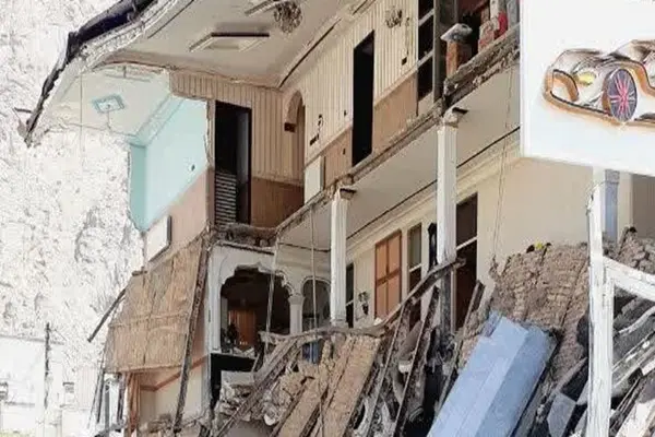 ریزش هولناک یک ساختمان ۳ طبقه در کرمانشاه 