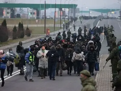 Poland turns water cannon on migrants, crisis stokes East-West tension