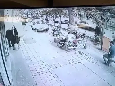 دزدی موتور در روز روشن در خیابان آزادی! + فیلم