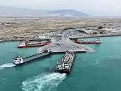  سقوط خودروی سواری به دریا در اسکله لافت/فیلم