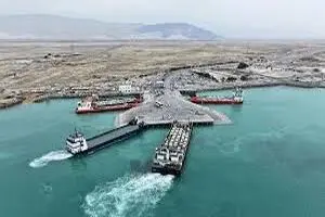  سقوط خودروی سواری به دریا در اسکله لافت