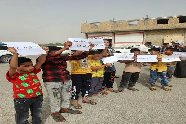 دانش‌آموزان روستایی شادگان به عدم وجود کولر و ناایمن بودن سقف کلاس‌ها اعتراض کردند