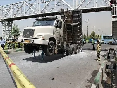 گیر افتادن کمپرسی زیر پل عابر پیاده خاوران/تصاویر