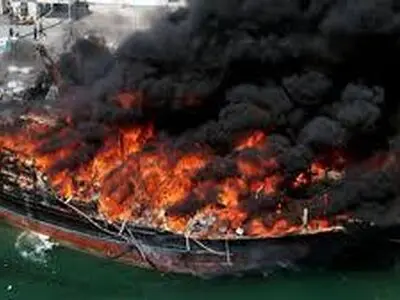 مهار آتش سوزی در اسکله صیادی سیریک