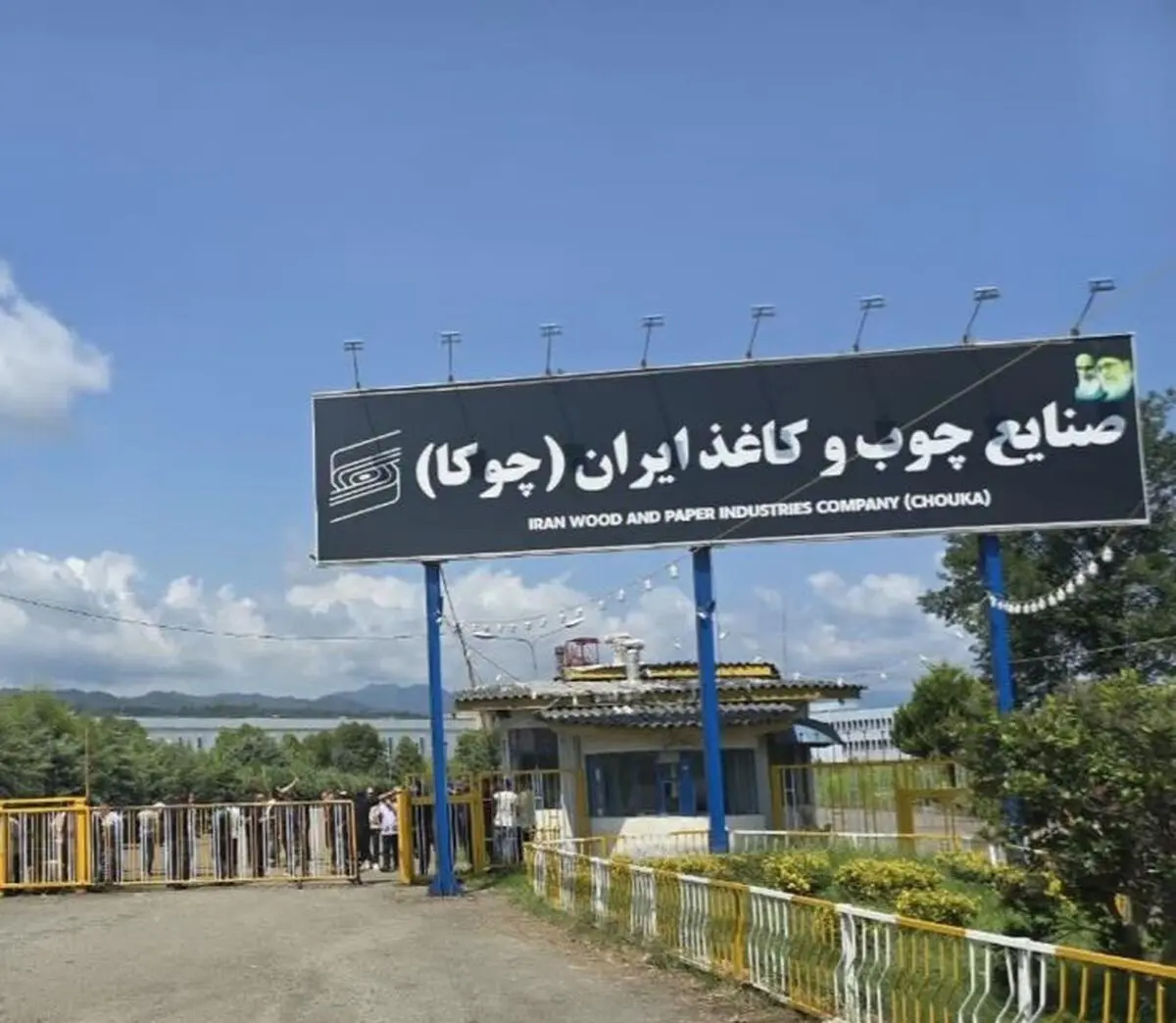 اخراج نمادین مدیرعامل چوکا از کارخانه توسط کارگران در پی تجمع اعتراضی