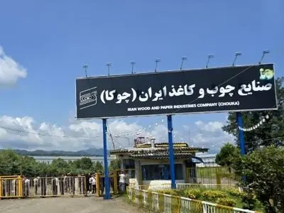 اخراج نمادین مدیرعامل چوکا از کارخانه توسط کارگران در پی تجمع اعتراضی