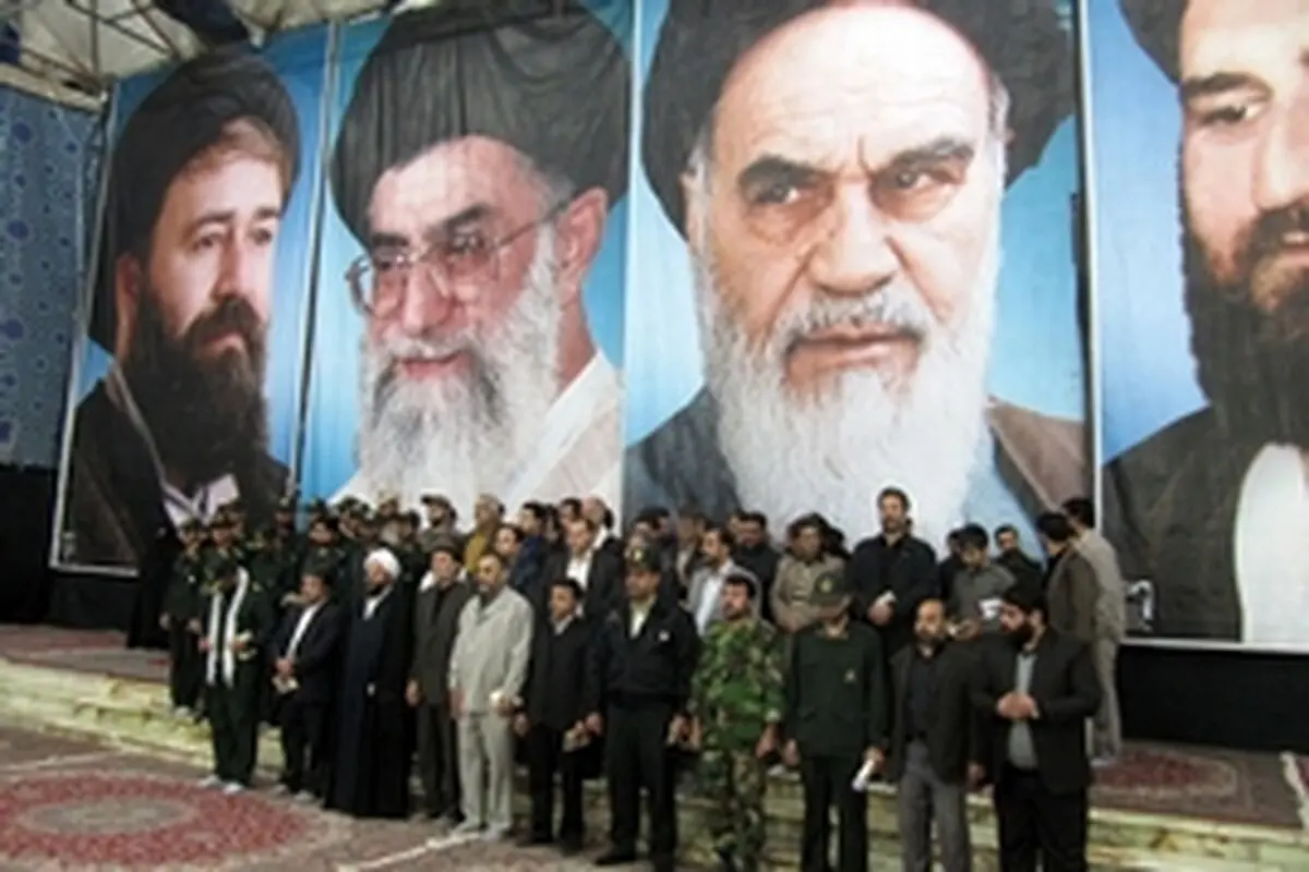 ادای احترام فرماندار و مسوولان شهرستان قرچک نسبت به مقام شامخ امام راحل