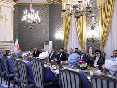خلال اجتماع الوفد العماني مع کبار المسؤولین الایرانیین.. رئیسي: العلاقات بین ایران وعمان ارتقت من مستوى التجارة الى مستوى الاستثمار