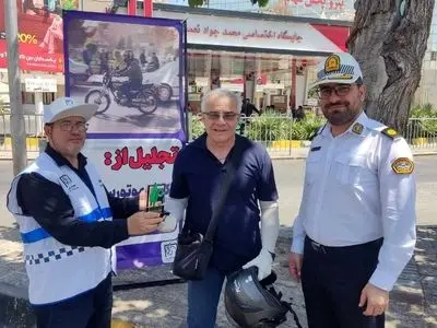 تجلیل از موتورسواران قانون‌مدار در شیراز/ «نشان مهربانی» به راکبان ایمن اهدا شد