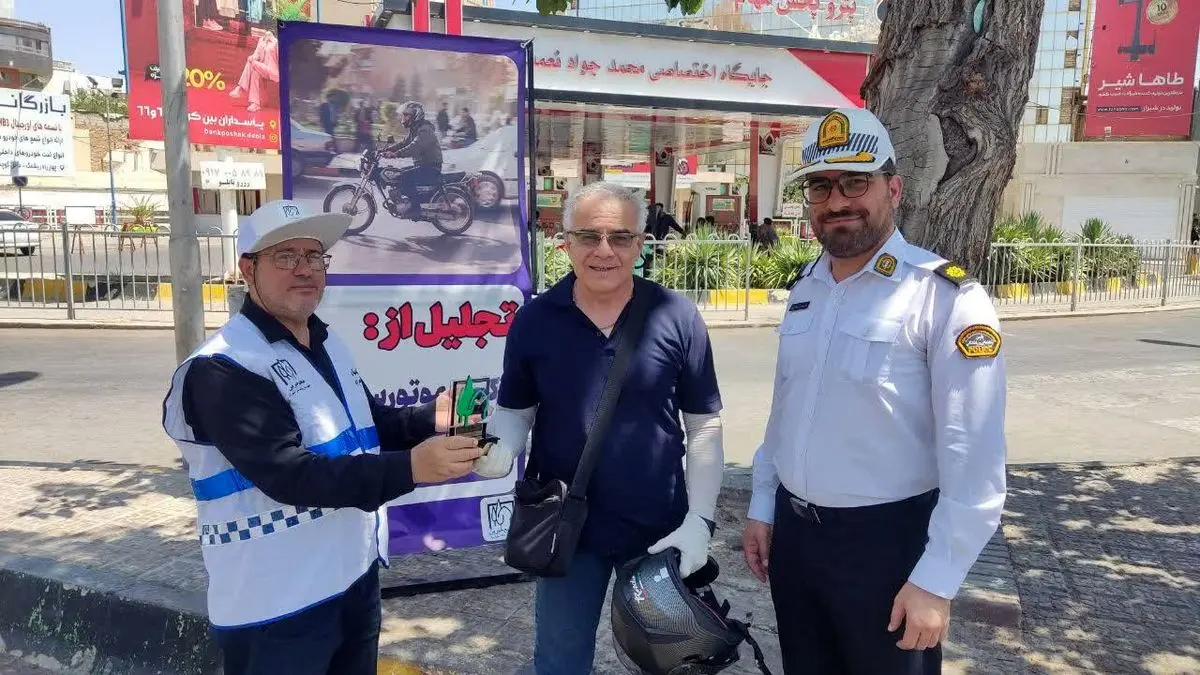 تجلیل از موتورسواران قانون‌مدار در شیراز/ «نشان مهربانی» به راکبان ایمن اهدا شد