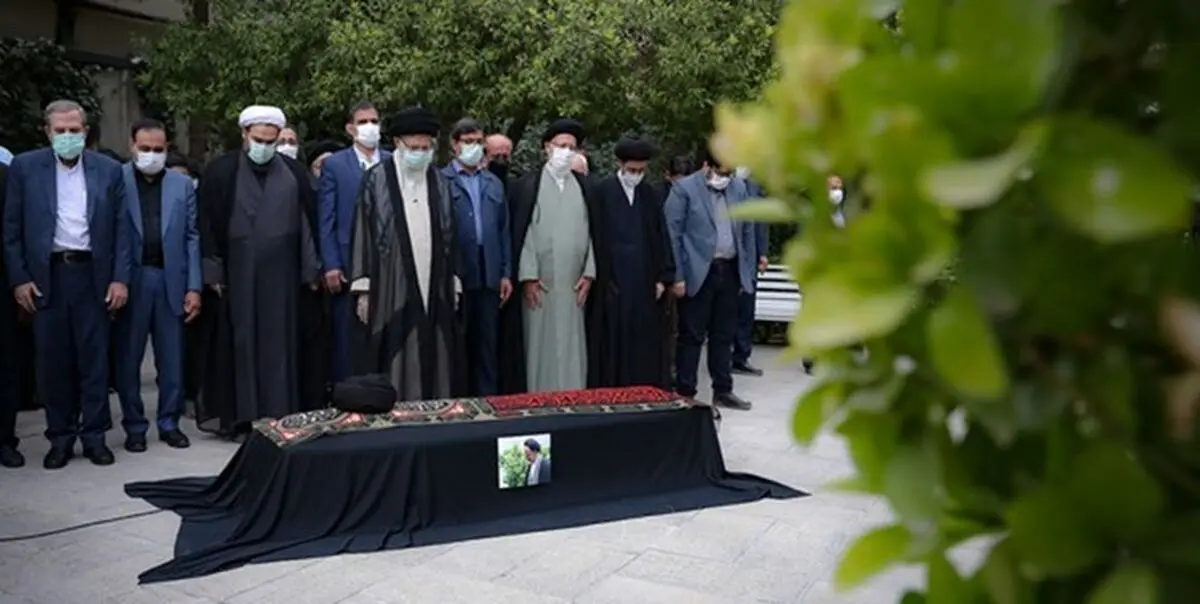 اقامه نماز بر پیکر حجت‌الاسلام دعایی توسط رهبر معظم انقلاب