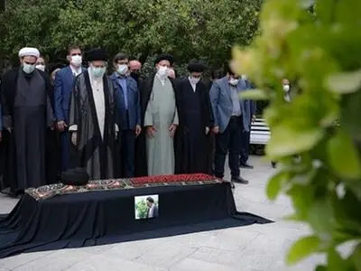 اقامه نماز بر پیکر حجت‌الاسلام دعایی توسط رهبر معظم انقلاب