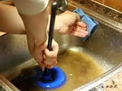 رفع گرفتگی کفشور فاضلاب با ابزارهای ساده
