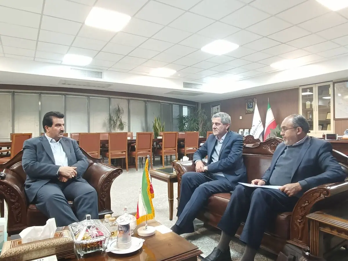 کمک های وزارت نفت در احداث خطِ انتقال فرآورده های نفتی و احداث پالایشگاه دوم شیراز