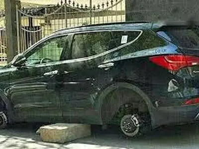 تصاویری عجیب از سرقت لاستیک خودرو در تهران مقابل دوربین‌های مداربسته