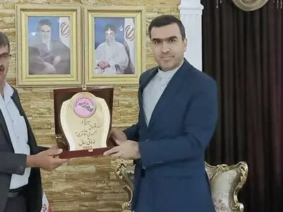 اهدای لوح تقدیر جمعیت قربانیان شیمیایی «حلبچه» به سرکنسول ایران 