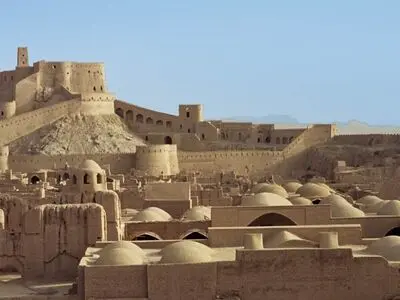 افتتاح موزه تاریخ و باستان‌شناسی بم تا پایان ۱۴۰۰/ نمایش آثاری از دوره نوسنگی تا اسلامی در موزه تاریخ و باستان‌شناسی بم/ اگر مصالح مرمت ارگ جهانی بم خاک و خشت نبود با مشکل تامین مصالح روبه رو می‌شدیم