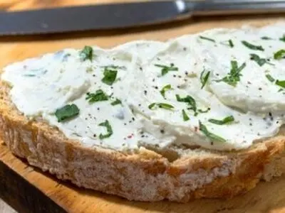 طرز تهیه پنیر خامه ای خانگی با شیر پرچرب