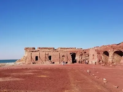 ادامه کار نمای قلعه پرتغالی‌ها متوقف شد/ مرمت اضطراری انجام شده قابل برداشتن است/ قبول داریم از سیمان بیش از حد استفاده شده است