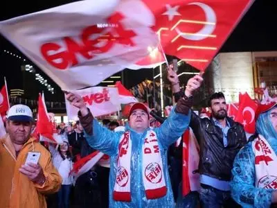 'Yes' camp claims win in vote on new Erdogan powers