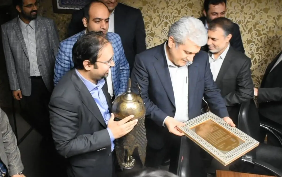 یادبود عجیب اهدایی حصین به سورنا ستاری معاون علمی و فناوری رئیس جمهوری 