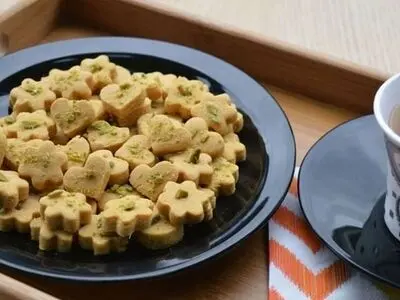 طرز تهیه شیرینی نخودچی خانگی در فر و ماهیتابه
