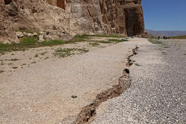 اگر نقش رستم مقاوم‌ نشود، قدیمی‌ترین سند جغرافیای تاریخی ایران از کعبه زرتشت فرومی‌ریزد