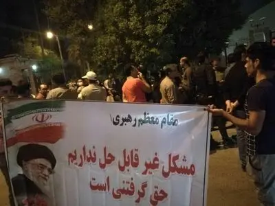 ادامه‌ تجمع سپرده‌گذاران آرمان مقابل استانداری خوزستان + تصاویر