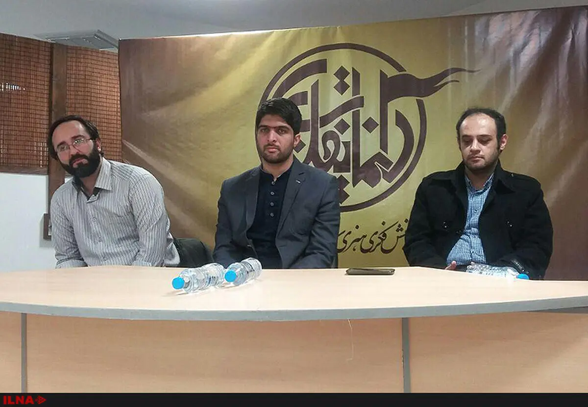 جایزه سینمایی ققنوس تمام‌قد مقابل جشنواره فیلم فجر ایستاده است