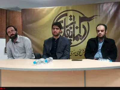 جایزه سینمایی ققنوس تمام‌قد مقابل جشنواره فیلم فجر ایستاده است