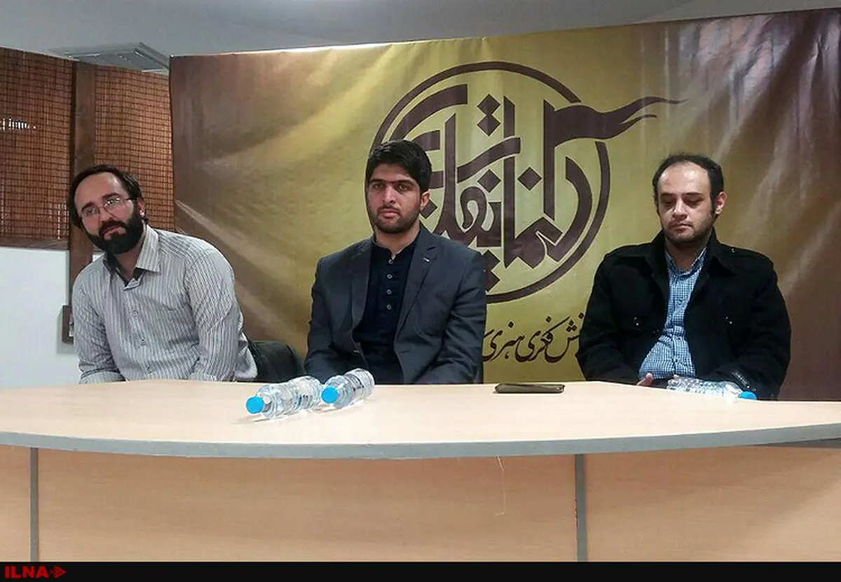 جایزه سینمایی ققنوس تمامقد مقابل جشنواره فیلم فجر ایستاده است