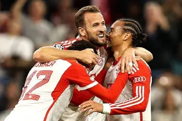 ویدئو: خوشحالی بازیکنان و کادر فنی بایرن مونیخ با هواداران