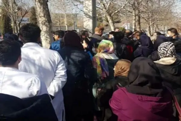 اعتراض پرستاران شیرازی: جناب رئیس، فقط ۸۰ نفر معترضند؟!
