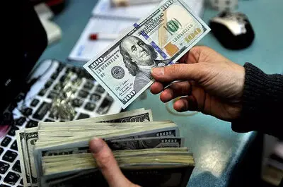 دولت با آزاد گذاشتن معاملات ارزی به دلار قاچاق رسمیت داده است/ خودمان بازی ترامپ را به سفره مردم منتقل می‌کنیم